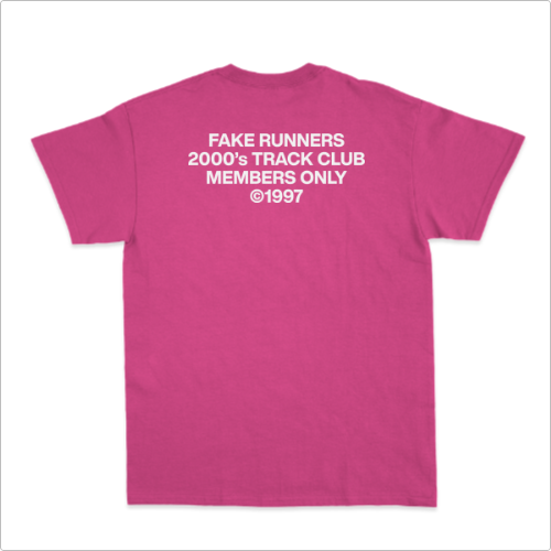 Camiseta com estampa frontal de "FAKE RUNNERS ©1997 NINES PROJECT" e estampa traseira de "FAKE RUNNERS 2000's TRACK CLUB MEMBERS ONLY ©1997".