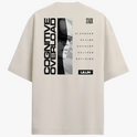 Camiseta com estampa frontal de logotipo vertical minimalista e estampa traseira de texto "Cognitive Overload", imagem digital de rosto e elementos textuais.