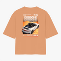 Camiseta com estampa traseira de carro conversível em perspectiva traseira, repetição do nome "Porsche", elementos gráficos futuristas e texto descritivo.