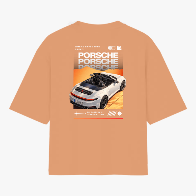 Camiseta com estampa traseira de carro conversível em perspectiva traseira, repetição do nome "Porsche", elementos gráficos futuristas e texto descritivo.