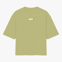 Camiseta com estampa frontal da palavra "brave" em letras estilizadas e efeito de brilho, e estampa traseira de texto "be brave" com desenho de leão.