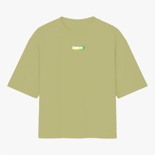 Camiseta com estampa frontal da palavra "brave" em letras estilizadas e efeito de brilho, e estampa traseira de texto "be brave" com desenho de leão.