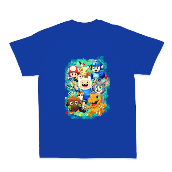 Camiseta com estampa frontal de uma inicial estilizada e estampa traseira com vários personagens icônicos de jogos e animações em um agrupamento vibrante.