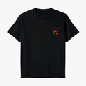 Camiseta com estampa frontal de capacete estilizado com detalhes vermelhos e pretos, destacando linhas fluidas que criam um movimento dinâmico.