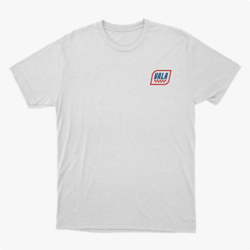 Camiseta com estampa frontal de um emblema pequeno com a palavra "VALA" e estampa traseira com texto "VALA KUSTOM SEM DESCULPAS SEM REMORSOS" e detalhes geométricos.