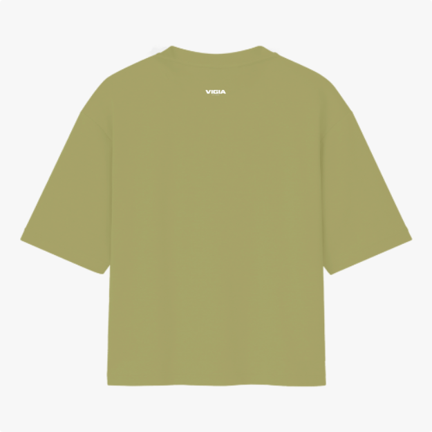 Camiseta com estampa frontal de um desenho de fogo cercado pelas palavras "eu dos fúria chaos" e estampa traseira com a palavra "vigia".