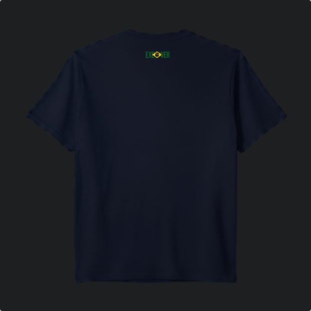 Camiseta com estampa frontal de "ORDEM & PROGRESSO" sobre uma bandeira fragmentada do Brasil e estampa traseira com "ELEVEN" e um pequeno símbolo.