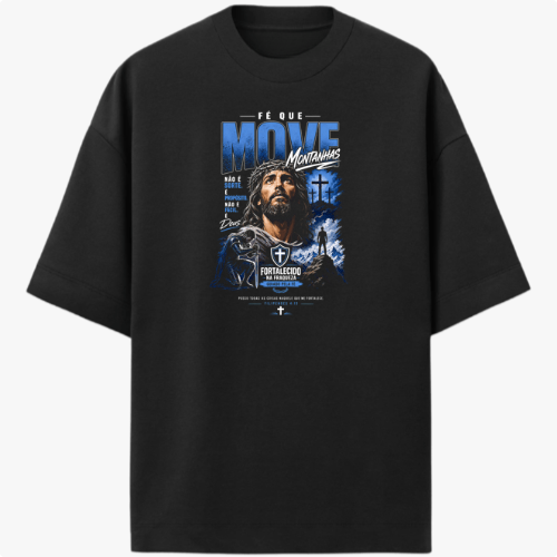 Camiseta com estampa frontal de figura de homem com cruz ao fundo, cercado por montanhas e frase "Fé que move montanhas".
