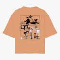 Camiseta com estampa frontal de personagem em posição dinâmica com texto em estilo japonês, e estampa traseira de quadrinhos com cenas e personagens em contraste.