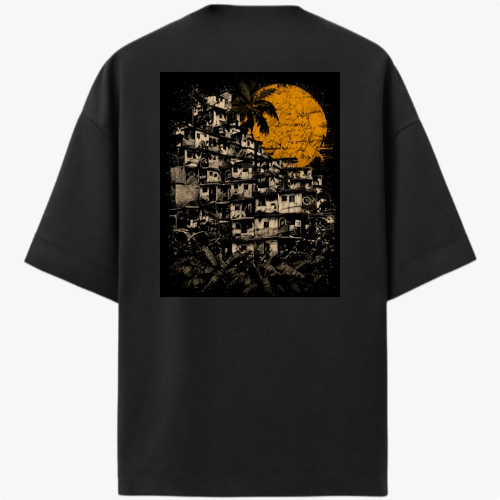 Camiseta com estampa frontal de pequeno logotipo circular minimalista no canto inferior esquerdo e estampa traseira de favela sob enorme sol amarelo texturizado.