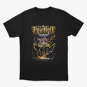 Camiseta com estampa frontal de figura mitológica segurando uma lança em posição dinâmica, cercada por raios e efeitos luminosos, com inscrições estilizadas no topo.