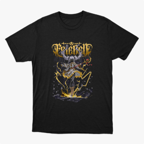 Camiseta com estampa frontal de figura mitológica segurando uma lança em posição dinâmica, cercada por raios e efeitos luminosos, com inscrições estilizadas no topo.