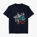 Camiseta com estampa frontal de uma cruz estilizada em traços brancos e texto ao lado em fontes variadas, incluindo uma mensagem inspiradora.