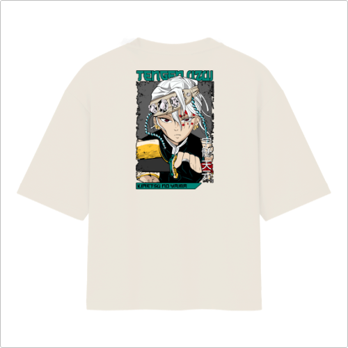 Camiseta com estampa frontal de personagem estilizado segurando espadas e estampa traseira de personagem em destaque com nome e texto em japonês.