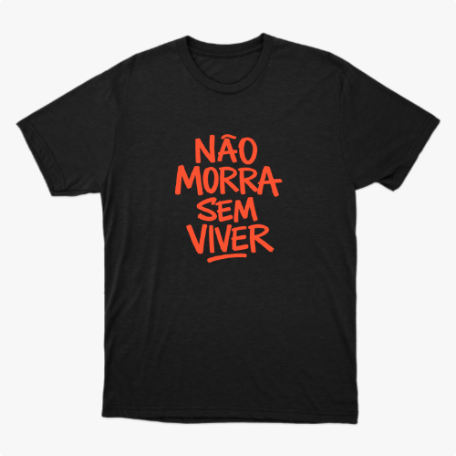 Camiseta com estampa frontal de texto em estilo grafite com as palavras "NÃO MORRA SEM VIVER" em destaque.
