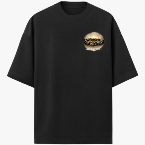 Camiseta com estampa frontal de coroa de espinhos detalhada e estampa traseira de figura angelical segurando uma espada, acompanhada de tipografia estilizada.