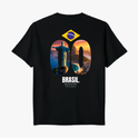 Camiseta com estampa traseira de uma ilustração do Cristo Redentor sob um céu de pôr do sol dentro do número 90, sob uma bandeira do Brasil e texto "BRASIL".