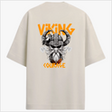 Camiseta com estampa frontal de pequena figura abstrata e estampa traseira de ilustração de guerreiro viking com capacete ornamentado e inscrição "Viking Courage".
