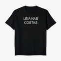 Camiseta com estampa frontal de "LEIA NAS COSTAS" e estampa traseira de "LEIA NA FRENTE", ambas em texto claro em letras maiúsculas.