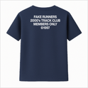 Camiseta com estampa frontal de texto pequeno "FAKE RUNNERS ©1997 NAMES PROJECT" e estampa traseira de texto grande "FAKE RUNNERS 2000's TRACK CLUB MEMBERS ONLY ©1997".