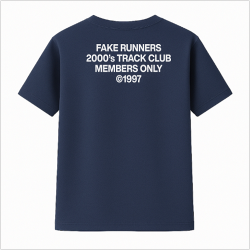 Camiseta com estampa frontal de texto pequeno "FAKE RUNNERS ©1997 NAMES PROJECT" e estampa traseira de texto grande "FAKE RUNNERS 2000's TRACK CLUB MEMBERS ONLY ©1997".
