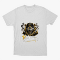 Camiseta com estampa frontal de lobo antropomórfico usando boné e correntes, cercado por fumaça, acima da frase estilizada "Vibe de Quebrada".
