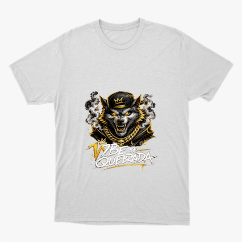 Camiseta com estampa frontal de lobo antropomórfico usando boné e correntes, cercado por fumaça, acima da frase estilizada "Vibe de Quebrada".