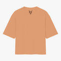 Camiseta com estampa frontal de uma carta de baralho estilizada ao lado de texto "Ela Quem?" e estampa traseira de símbolo gráfico minimalista.