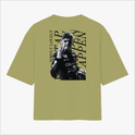 Camiseta com estampa frontal de logotipo de touros e texto pequeno e estampa traseira de foto de piloto com texto "SIMPLY LOVELY" e "VERSTAPPEN".