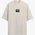 Camiseta com estampa frontal de palavra centralizada em fonte moderna e estampa traseira de mesma palavra centralizada próxima à gola.