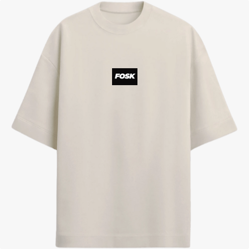 Camiseta com estampa frontal de palavra centralizada em fonte moderna e estampa traseira de mesma palavra centralizada próxima à gola.