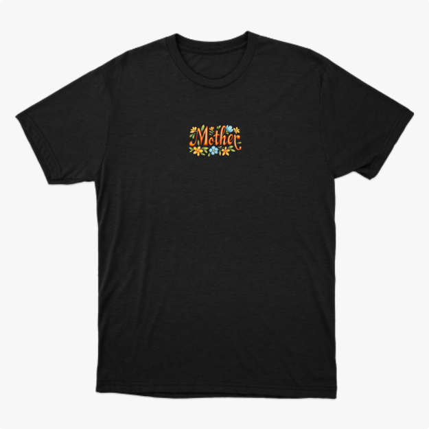 Camiseta com estampa frontal de inscrições artísticas com a palavra "Mother" rodeada por flores e folhagens estilizadas em um design detalhado.