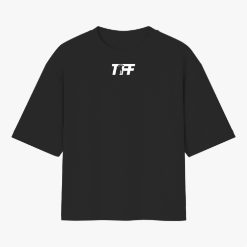 Camiseta com estampa frontal de "T FF" estilizado e figura entre as letras e estampa traseira de "TEAM FF" em letras maiúsculas.