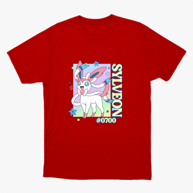 Camiseta com estampa frontal de personagem com fitas, estrelas ao redor, texto vertical "SYLVEON" e "#0700".
