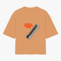 Camiseta com estampa frontal de uma escada rolante acompanhada da frase "Deixe a esquerda livre", com destaque para um efeito tridimensional.