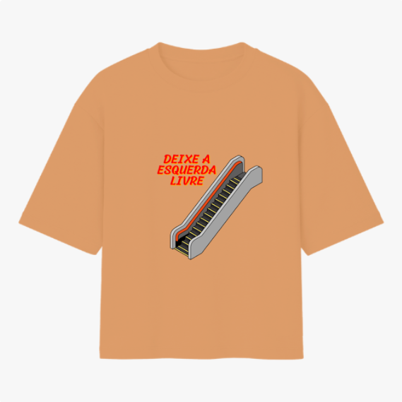 Camiseta com estampa frontal de uma escada rolante acompanhada da frase "Deixe a esquerda livre", com destaque para um efeito tridimensional.