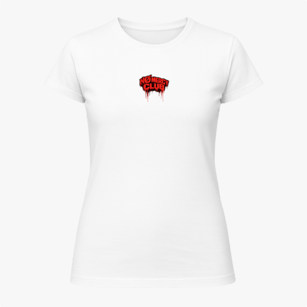 Camiseta com estampa frontal de texto estilizado "No Mercy Club" e estampa traseira de cobra enroscada em posição de ataque com detalhes gotejantes.