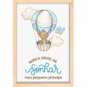 Quadro com estampa de balão com urso, nuvens e pássaro, acompanhado da frase "Nunca deixe de sonhar, meu pequeno príncipe" em fonte elegante.