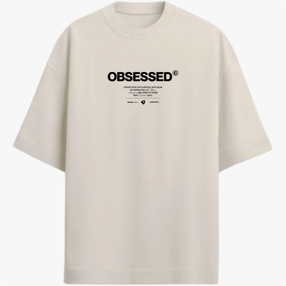 Camiseta com estampa frontal de texto grande "OBSESSED" e abaixo uma sequência de textos menores combinando palavras e símbolos minimalistas.