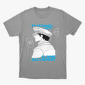 Camiseta com estampa frontal de personagem estilo mangá em perfil, com chapéu militar, acompanhada de textos como "Mustang Roy" e "Flame Alchemist".