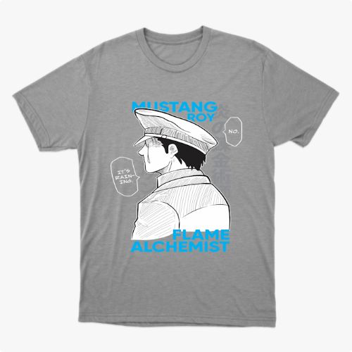 Camiseta com estampa frontal de personagem estilo mangá em perfil, com chapéu militar, acompanhada de textos como "Mustang Roy" e "Flame Alchemist".