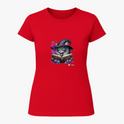 Camiseta com estampa frontal de gato com chapéu de mago, lendo um livro cercado por cristais e névoa; estampa traseira com pequeno logotipo textual.
