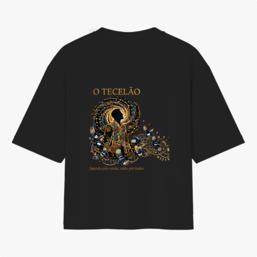Camiseta com estampa frontal de design intrincado com elementos florais ao redor de texto e estampa traseira de figura mística centralizada com ornamentos detalhados.