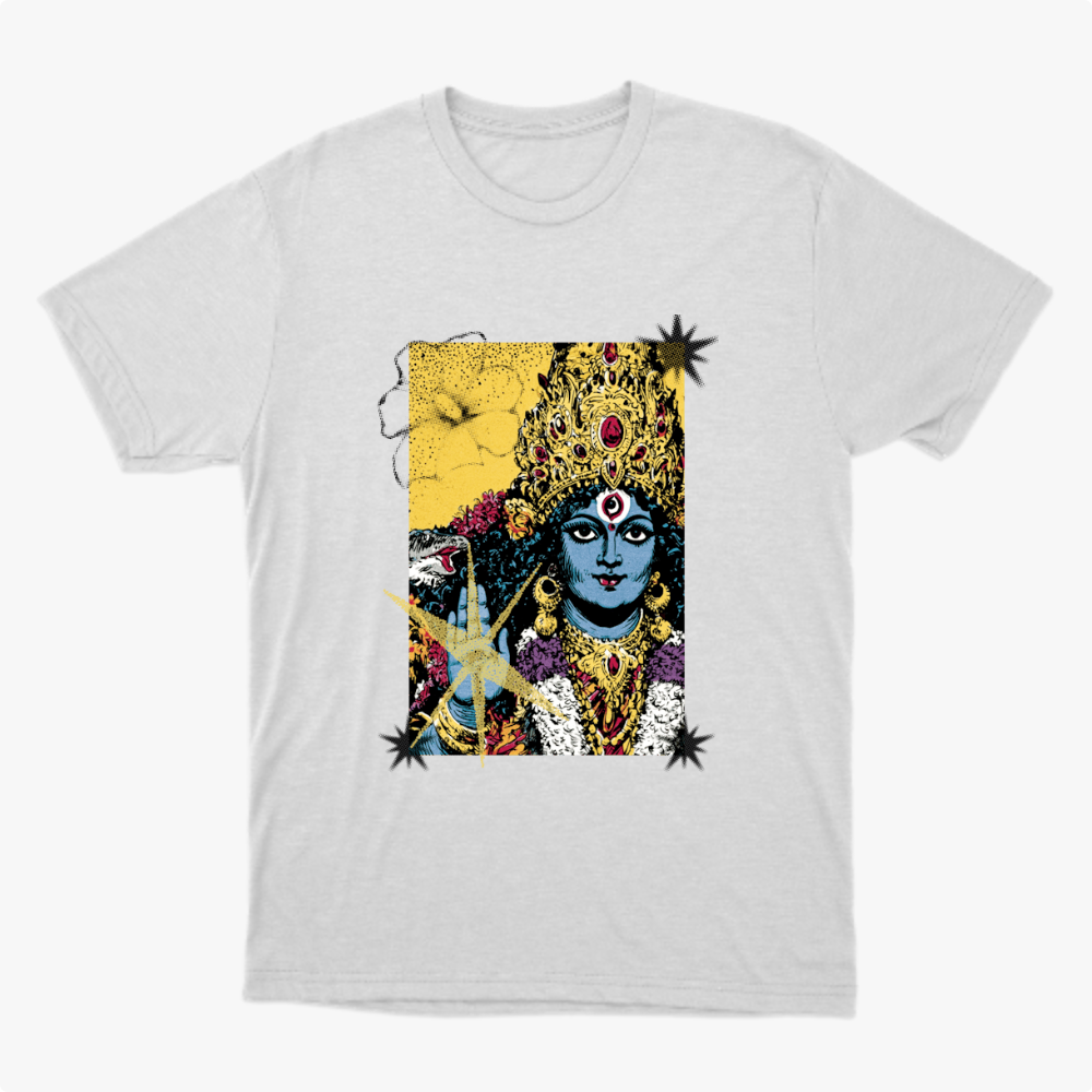 Camiseta com estampa frontal de uma figura feminina em estilo artístico, adornada com joias e detalhes florais, destacando expressões culturais e místicas.