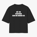 Camiseta com estampa frontal de texto "NÃO ME CONFUNDA COM UM HOMEM CIS" e estampa traseira de símbolo centralizado com texto circular "TRANSVESTICIO".