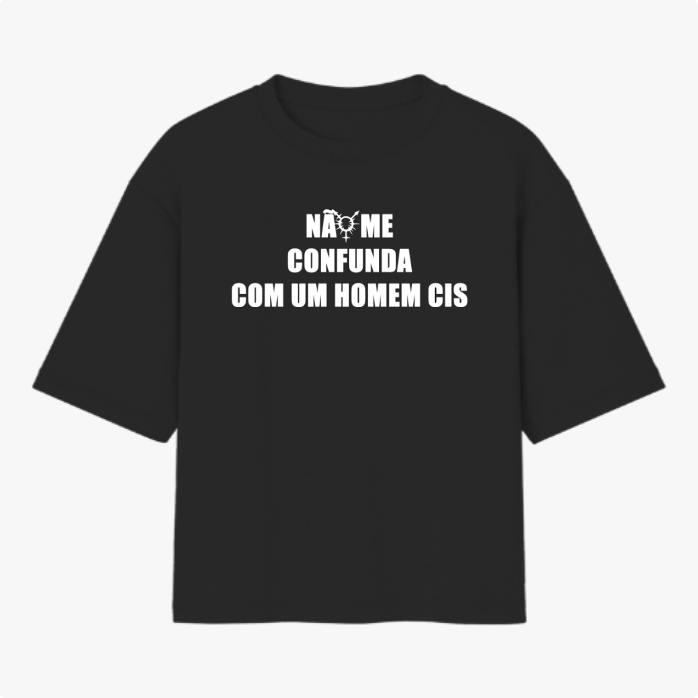 Camiseta com estampa frontal de texto "NÃO ME CONFUNDA COM UM HOMEM CIS" e estampa traseira de símbolo centralizado com texto circular "TRANSVESTICIO".