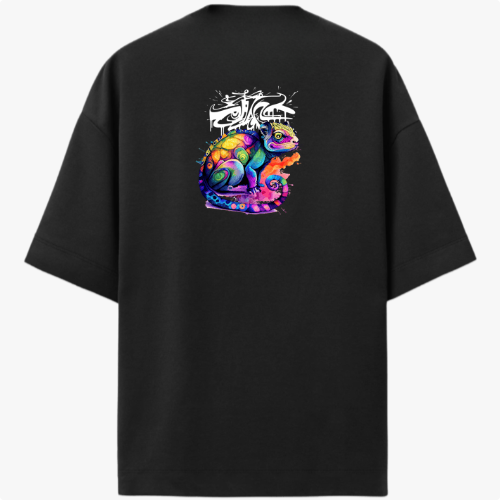 Camiseta com estampa frontal de logotipo estilizado e estampa traseira de camaleão colorido com detalhes psicodélicos e grafite no topo.