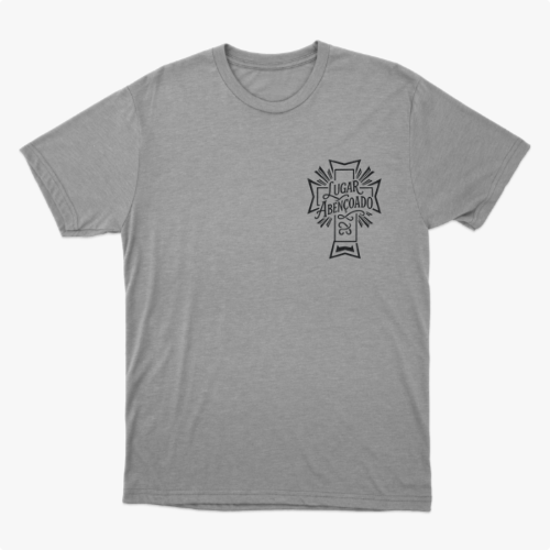 Camiseta com estampa frontal de cruz contendo a frase "Lugar abençoado" e símbolo decorativo, e estampa traseira de texto "LAB" em destaque.