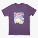 Camiseta com estampa frontal de personagem com fitas, estrelas ao redor, texto vertical "SYLVEON" e "#0700".
