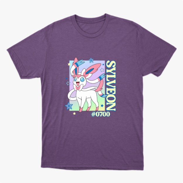 Camiseta com estampa frontal de personagem com fitas, estrelas ao redor, texto vertical "SYLVEON" e "#0700".